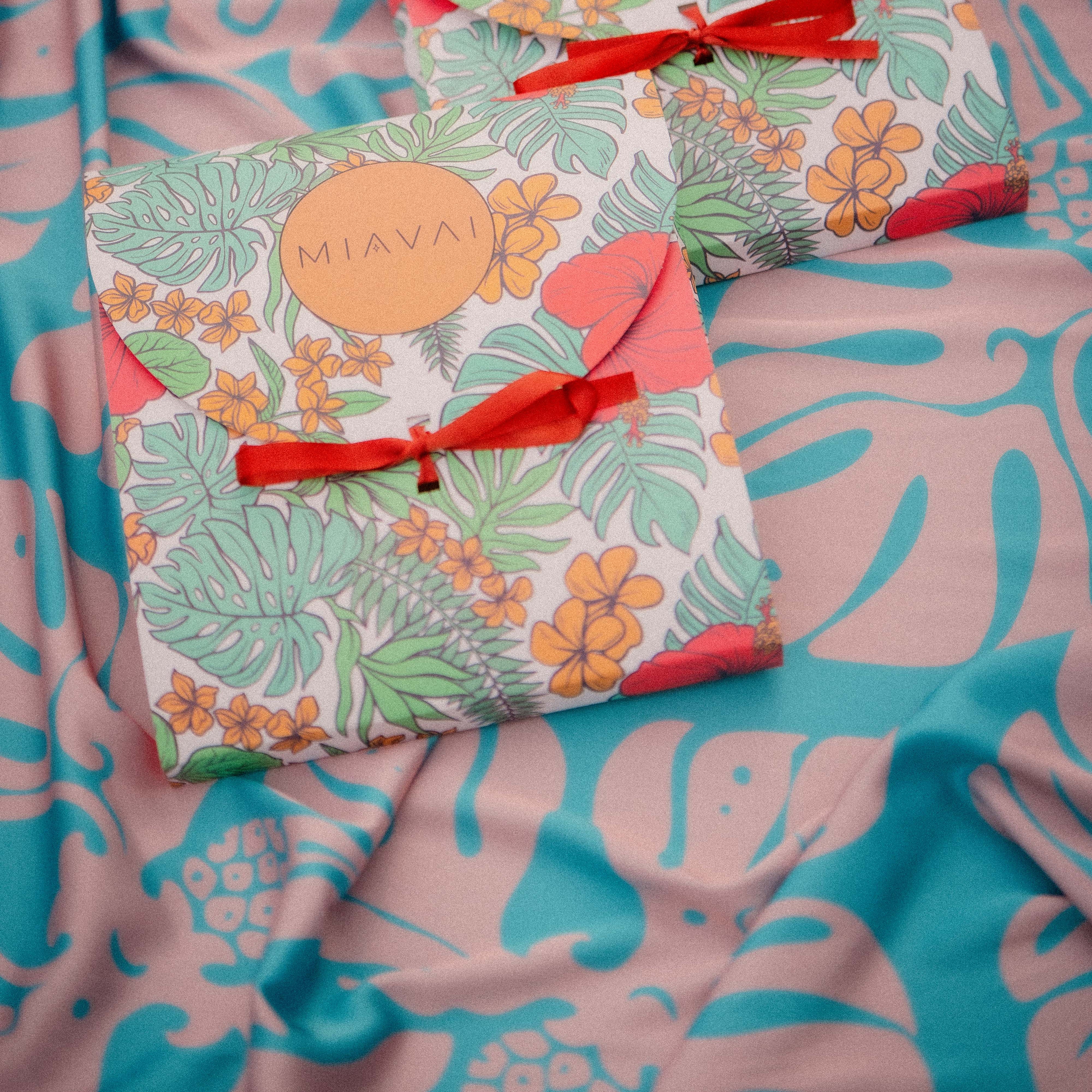 Island Essence — Turquoise Tifaifai Pāreu