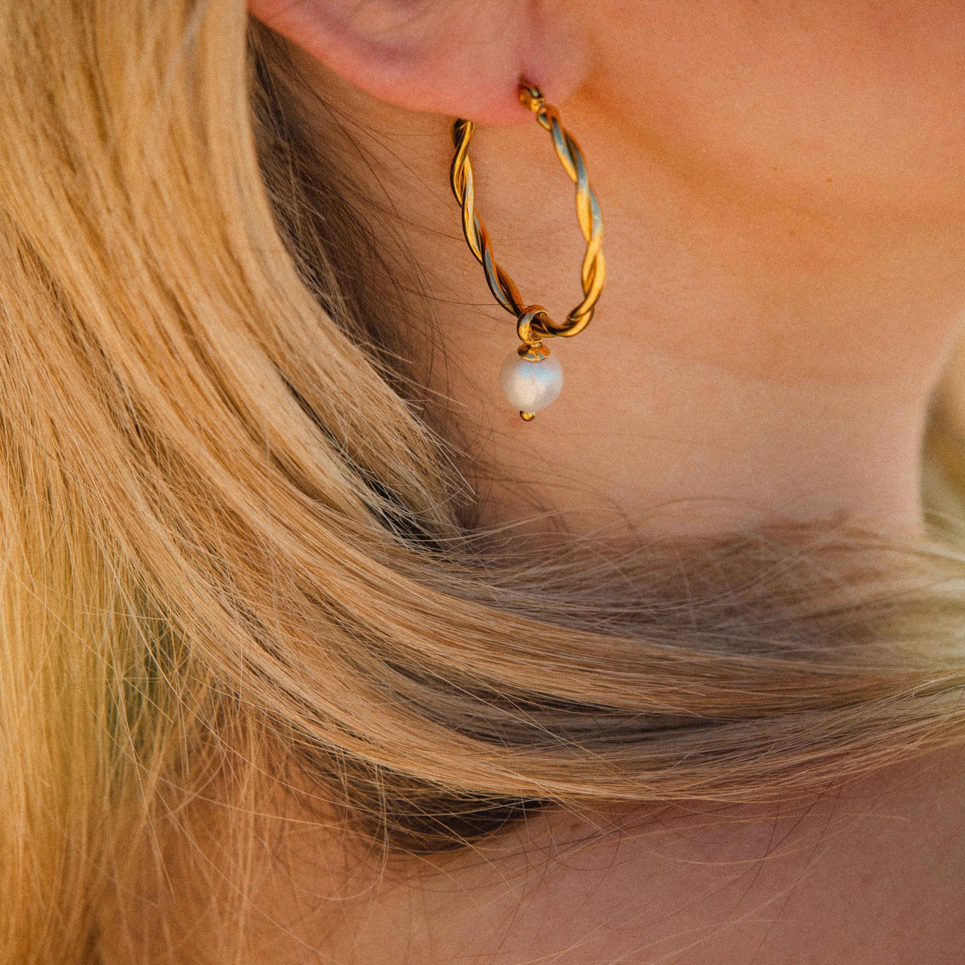 SHELLA TWISTED HOOPS