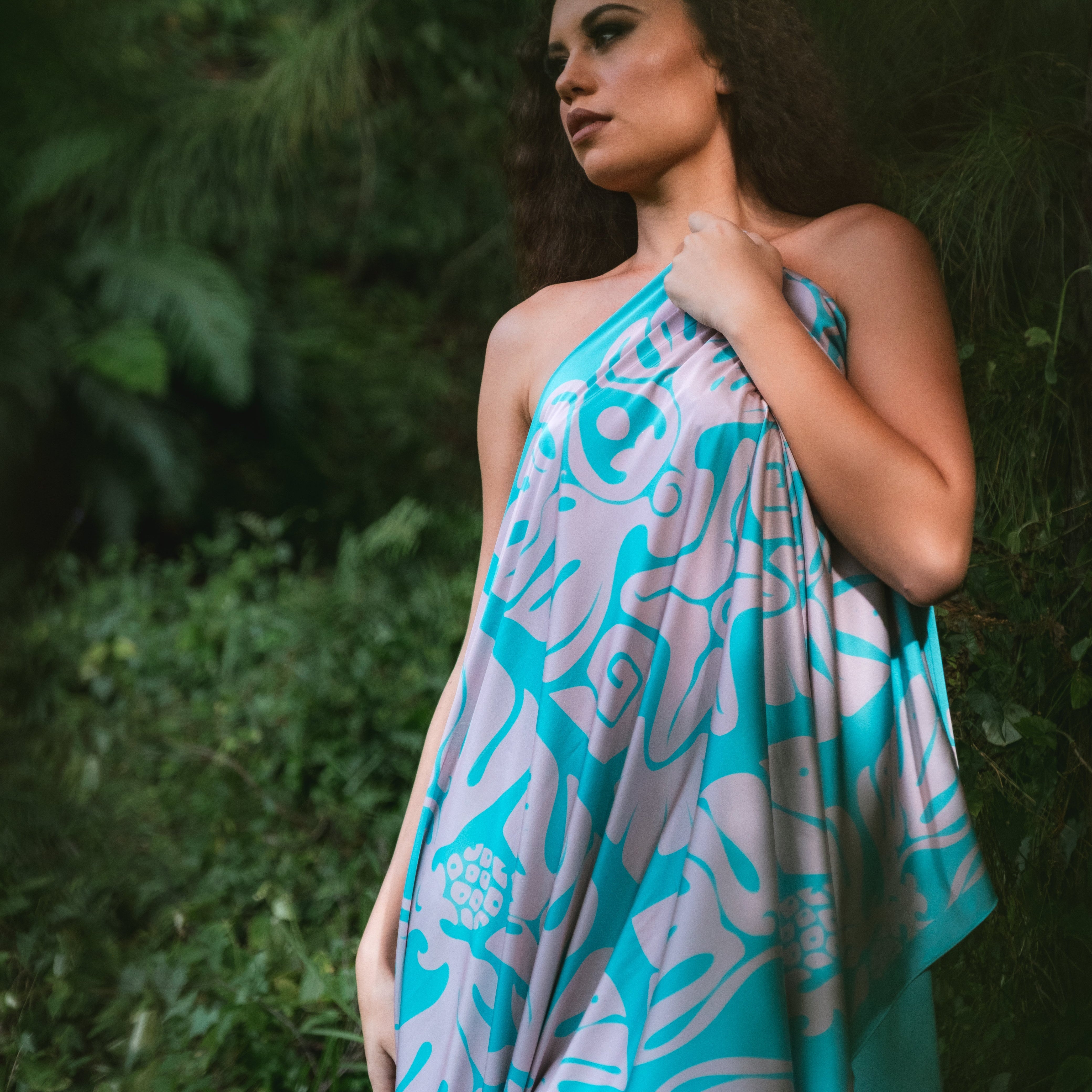 Island Essence — Turquoise Tifaifai Pāreu