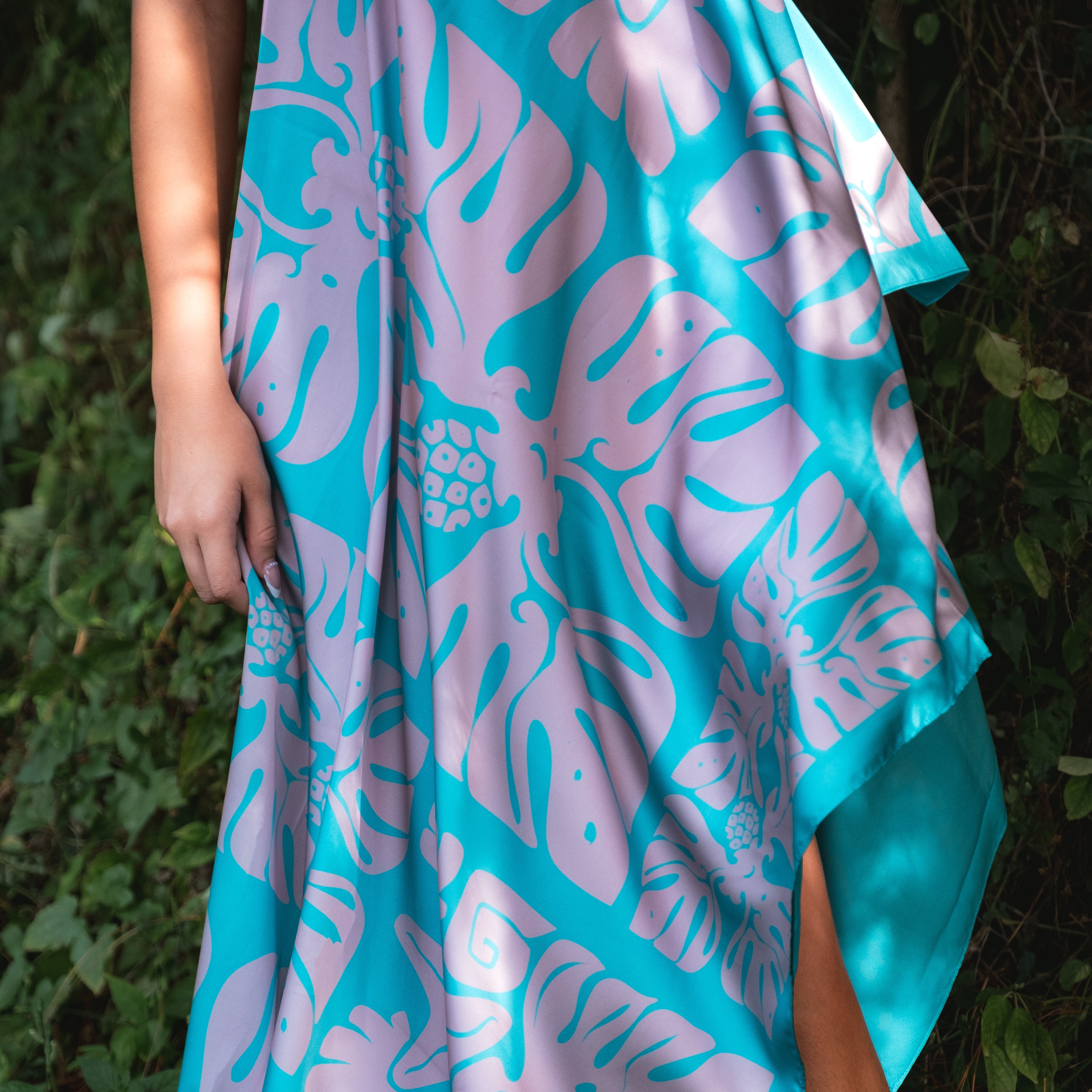 Island Essence — Turquoise Tifaifai Pāreu