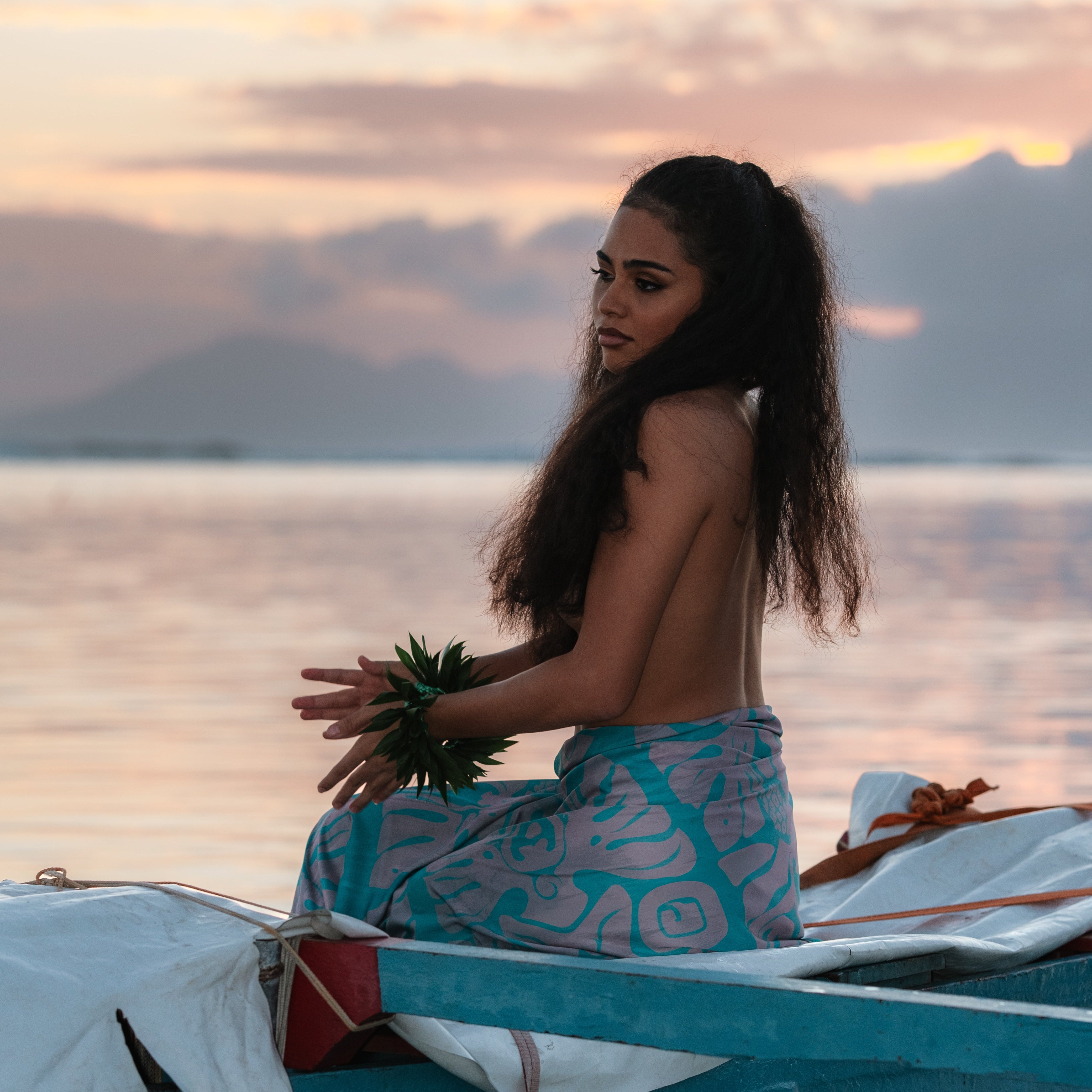 Island Essence — Turquoise Tifaifai Pāreu