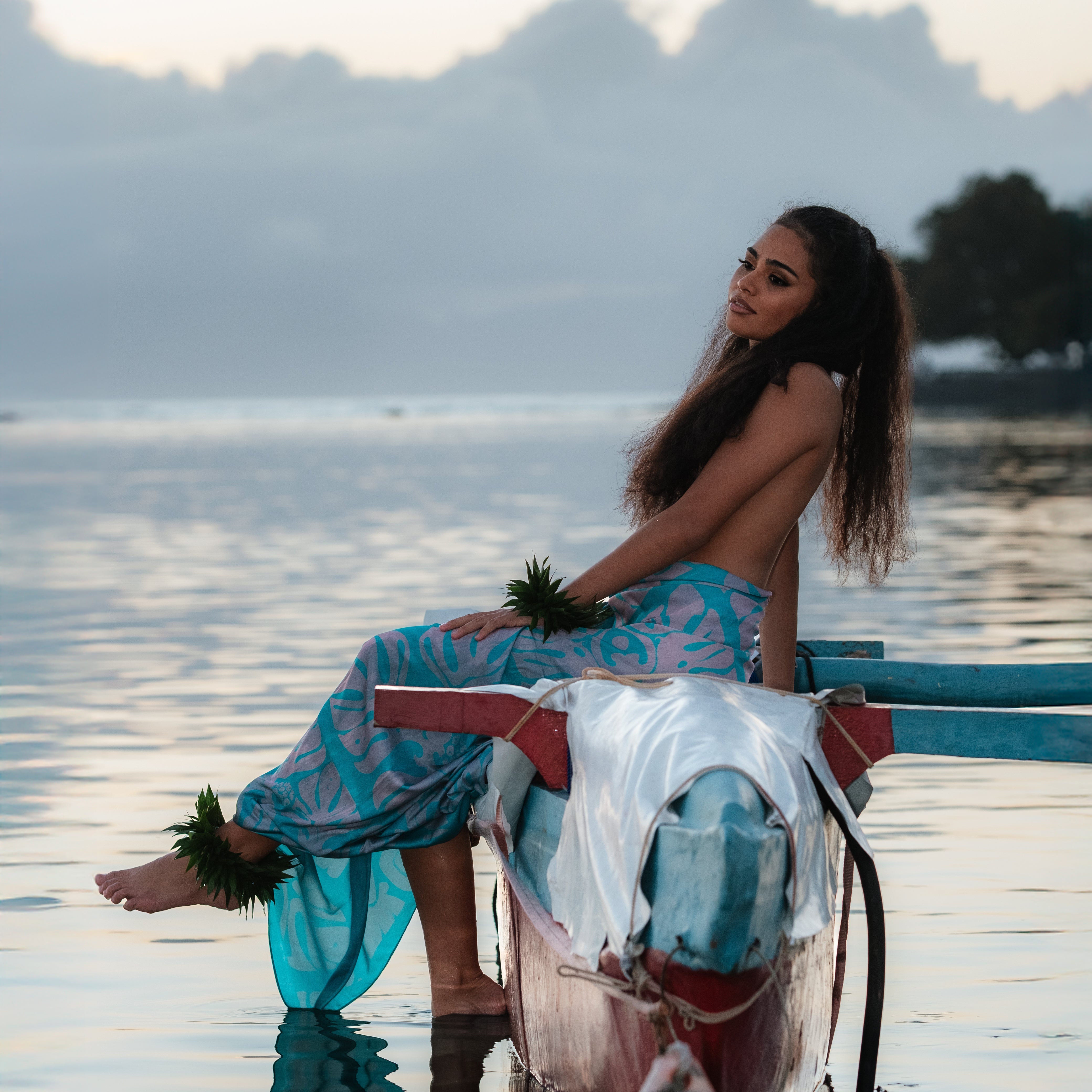 Island Essence — Turquoise Tifaifai Pāreu